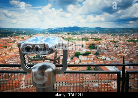 Fernglas an Spitze der Dom Santa Maria Del Fiore in Florenz Italien betrachtet aus Spitze der Kuppel. Stockfoto