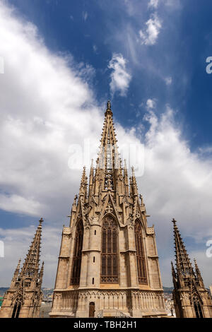 Die gotische Kathedrale, die dem Heiligen Kreuz und der Heiligen Eulalia (Catedral de la Santa Cruz und Santa Eulalia) in Barcelona, Katalonien, Spanien - 13., 15. Jahrhundert Stockfoto