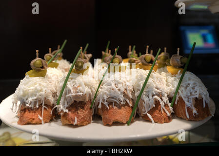 Nahaufnahme von einem Teller Tapas essen. Typische kleine spanische Vorspeisen. Barcelona, Katalonien, Spanien Stockfoto