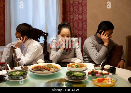 Freunde zum Abendessen. Stockfoto