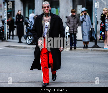 Mailand, Italien. 24 Feb, 2019. 2019: Männer auf der Straße, die im Rahmen der Mailänder Modewoche. Credit: Mauro Del Signore/Pacific Press/Alamy leben Nachrichten Stockfoto