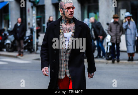 Mailand, Italien. 24 Feb, 2019. 2019: Männer auf der Straße, die im Rahmen der Mailänder Modewoche. Credit: Mauro Del Signore/Pacific Press/Alamy leben Nachrichten Stockfoto