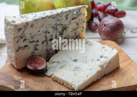 Gorgonzola dolce Italienische picant und blauen Käse, aus Kuhmilch unskimmed im Norden von Italien, serviert mit frischen Feigen und Birnen Stockfoto