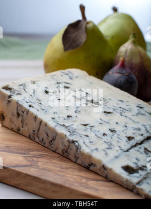 Gorgonzola picant Italienische Blau Käse, aus Kuhmilch unskimmed im Norden von Italien mit frischen Feigen und Birnen serviert. Stockfoto