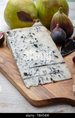 Gorgonzola picant Italienische Blau Käse, aus Kuhmilch unskimmed im Norden von Italien mit frischen Feigen und Birnen serviert. Stockfoto