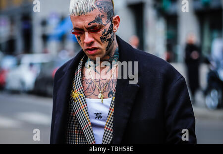 Mailand, Italien. 24 Feb, 2019. 2019: Männer auf der Straße, die im Rahmen der Mailänder Modewoche. Credit: Mauro Del Signore/Pacific Press/Alamy leben Nachrichten Stockfoto