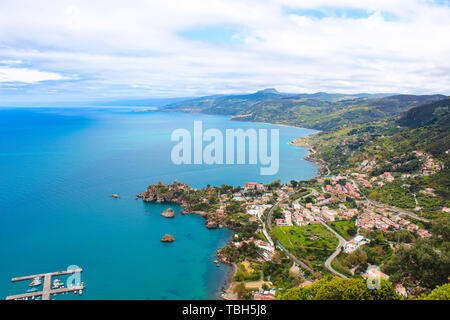 Wunderschöne Landschaft Landschaft um das Dorf Cefalu, Sizilien, Italien in einer Bucht an der Tyrrhenischen Küste. Von oben mit der Pier im Meer und die grünen Hügel hinter der Bucht gefangen. Stockfoto