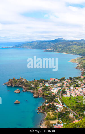 Tolle Aussicht auf die Bucht der sizilianischen Dorf an der Küste von Cefalù von oben mit der hügeligen Landschaft im Hintergrund. Die schöne Stadt ist ein beliebtes Italienisches Urlaubsziel. Stockfoto