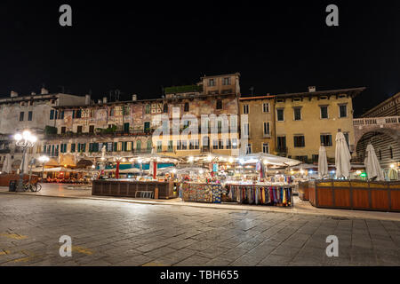 Piazza delle Erbe in der Nacht, ist der älteste Platz in Verona UNESCO-Weltkulturerbe, Venetien, Italien, Europa Stockfoto