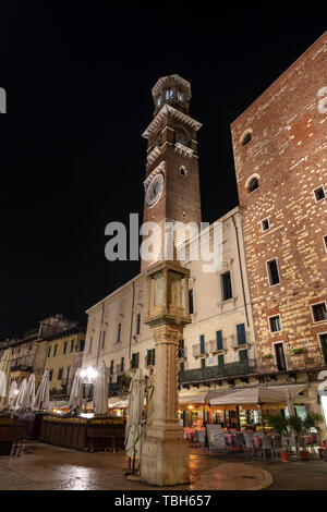 Piazza delle Erbe und mittelalterlichen Turm (Torre Dei Lamberti) in der Nacht, ist der älteste Platz in Verona UNESCO-Weltkulturerbe, Venetien, Italien, Europa Stockfoto