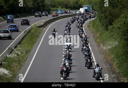 Mitglieder der Hells Angels Motorcycle Club machen sich auf den Weg entlang der A23 in Richtung Brighton, wie sie zum 50-jährigen Jubiläum des Clubs in Großbritannien feiern. Stockfoto