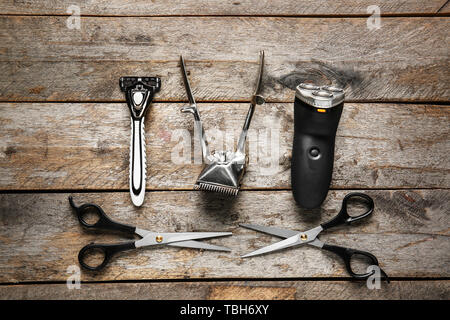 Einstellen der männlichen Rasierzubehör mit Haar Trimmer auf Holz- Hintergrund Stockfoto