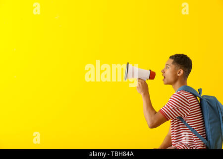 Portrait von Afro-amerikanische Teenager mit Megafon auf farbigen Hintergrund Stockfoto