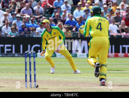 Australiens Steve Smith Fänge außerhalb Afghanistans Rahmat Shah während der ICC Cricket World Cup group Phase Match in Bristol County. Stockfoto