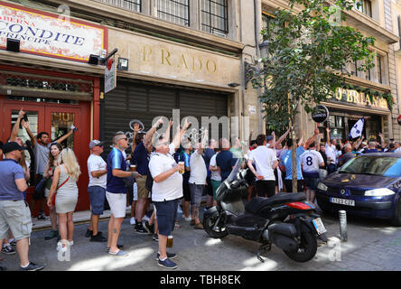 Tottenham Unterstützer in den Straßen von Madrid, vor der Champions League Liverpool v Tottenham Hotspur am Wanda Metropolitan Stadion in der spanischen Hauptstadt am Samstag Nacht. Stockfoto