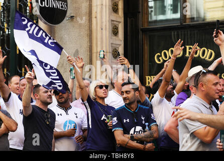 Tottenham Unterstützer in den Straßen von Madrid, vor der Champions League Liverpool v Tottenham Hotspur am Wanda Metropolitan Stadion in der spanischen Hauptstadt am Samstag Nacht. Stockfoto