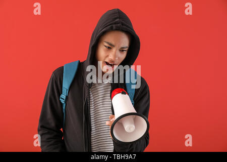 Portrait von Afro-amerikanische Teenager mit Megafon auf farbigen Hintergrund Stockfoto