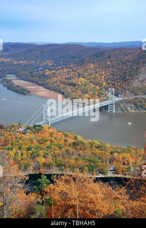 Bear Mountain Bridge Luftbild im Herbst mit bunten Bäumen im Wald über Hudson River im Bundesstaat New York. Stockfoto