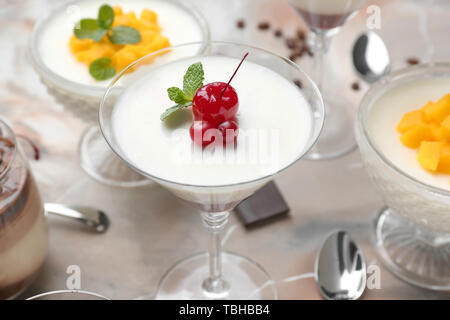Leckeres Panna cotta auf farbigen Hintergrund Stockfoto
