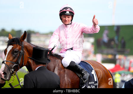 Jockey Seamie Heffernan feiert den Gewinn der Investec Derby Stakes mit Anthony Van Dyck während Derby Tag der 2019 Investec Derby Festival in Epsom Rennbahn, Epsom. Stockfoto