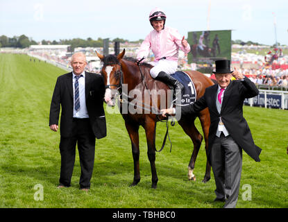 Jockey Seamie Heffernan feiert den Gewinn der Investec Derby Stakes mit Anthony Van Dyck während Derby Tag der 2019 Investec Derby Festival in Epsom Rennbahn, Epsom. Stockfoto