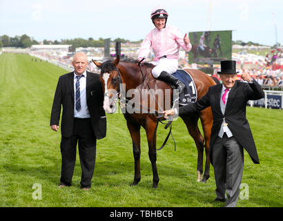 Jockey Seamie Heffernan feiert den Gewinn der Investec Derby Stakes mit Anthony Van Dyck während Derby Tag der 2019 Investec Derby Festival in Epsom Rennbahn, Epsom. Stockfoto