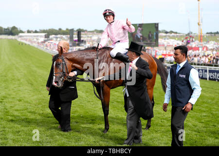 Jockey Seamie Heffernan feiert den Gewinn der Investec Derby Stakes mit Anthony Van Dyck während Derby Tag der 2019 Investec Derby Festival in Epsom Rennbahn, Epsom. Stockfoto