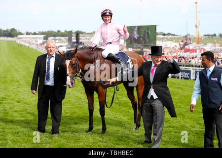 Jockey Seamie Heffernan feiert den Gewinn der Investec Derby Stakes mit Anthony Van Dyck während Derby Tag der 2019 Investec Derby Festival in Epsom Rennbahn, Epsom. Stockfoto