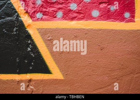Detail eines anonymen Street Graffiti mit vielen Farben, fröhlich im städtischen Hintergrund. Stockfoto