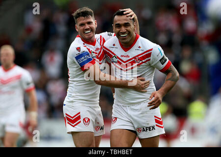 Saint Helens Lachlan Coote feiert mit Saint Helens Zeb Taia während der Challenge Cup Viertelfinale am völlig Gottlosen Stadion, St Helens. Stockfoto