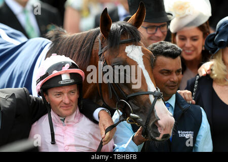 Jockey Seamie Heffernan feiert den Gewinn der Investec Derby Stakes mit Anthony Van Dyck während Derby Tag der 2019 Investec Derby Festival in Epsom Rennbahn, Epsom. Stockfoto