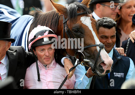 Jockey Seamie Heffernan feiert den Gewinn der Investec Derby Stakes mit Anthony Van Dyck während Derby Tag der 2019 Investec Derby Festival in Epsom Rennbahn, Epsom. Stockfoto