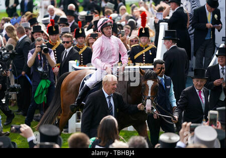 Jockey Seamie Heffernan feiert den Gewinn der Investec Derby Stakes mit Anthony Van Dyck während Derby Tag der 2019 Investec Derby Festival in Epsom Rennbahn, Epsom. Stockfoto