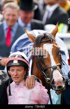 Jockey Seamie Heffernan feiert den Gewinn der Investec Derby Stakes mit Anthony Van Dyck während Derby Tag der 2019 Investec Derby Festival in Epsom Rennbahn, Epsom. Stockfoto