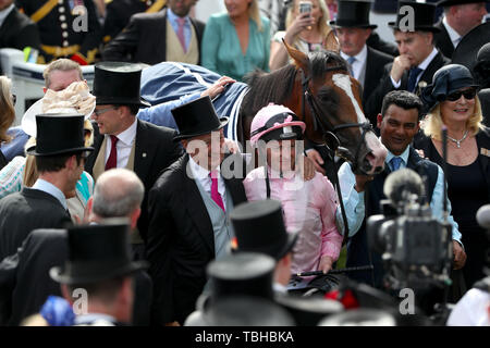 Jockey Seamie Heffernan feiert den Gewinn der Investec Derby Stakes mit Anthony Van Dyck während Derby Tag der 2019 Investec Derby Festival in Epsom Rennbahn, Epsom. Stockfoto