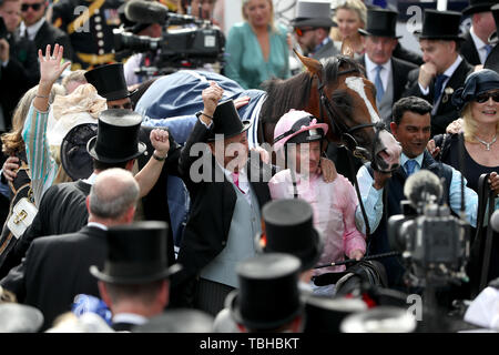 Jockey Seamie Heffernan feiert den Gewinn der Investec Derby Stakes mit Anthony Van Dyck während Derby Tag der 2019 Investec Derby Festival in Epsom Rennbahn, Epsom. Stockfoto