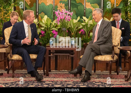 Usa handeln Verteidigungsminister Patrick M. Shanahan trifft sich mit der Premierminister von Singapur, Lee Hsien Loong im Istana, die offizielle Residenz des Präsidenten von Singapur, Singapur, 31. Mai 2019. (DoD Foto von Lisa Ferdinando) Stockfoto