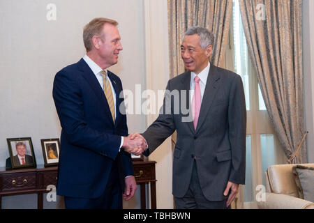 Usa handeln Verteidigungsminister Patrick M. Shanahan trifft sich mit der Premierminister von Singapur, Lee Hsien Loong im Istana, die offizielle Residenz des Präsidenten von Singapur, Singapur, 31. Mai 2019. (DoD Foto von Lisa Ferdinando) Stockfoto