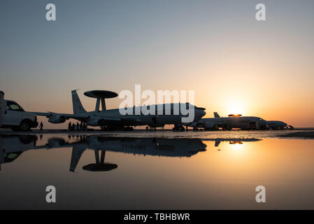 Die betreuer von den 380 Expeditionary Wartung Gruppe beginnen die Arbeit an einem E-3 Sentry Mai 16, 2019, Al Dhafra Air Base, Vereinigte Arabische Emirate. E-3s als Warnung in der Luft- und Kontrollsystems (AWACS), das mittels Radar Technik wichtige Informationen für das fliegende Personal und das Bodenpersonal in die Truppen zu bringen bekannt sind. (U.S. Air Force Foto: Staff Sgt. Chris Thornbury) Stockfoto