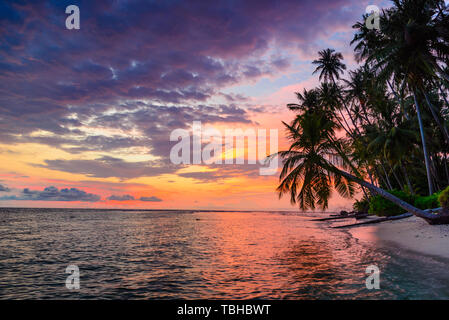 Dramatische Himmel Sonnenuntergang am Meer, tropische Wüste Strand, keine Menschen, bunte Wolken, Reiseziel, Indonesien Banyak Inseln Sumatra Stockfoto