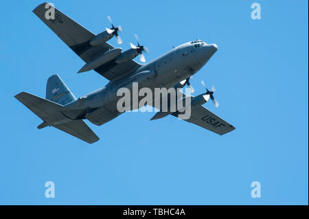 Eine C-130 Hercules Transportflugzeuge von der Montana Air National Guard 120 Luftbrücke Flügel fliegt über den Flug Linie vom 29. Mai 2019, an der Malmstrom Air Force Base, Mont Die MTANG Flügel verwendet Malmstrom Flug Linie als Drop Zone Routine airdrop Training Missionen durchzuführen. (U.S. Air Force Foto von Devin Doskey) Stockfoto