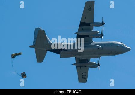 Eine C-130 Hercules Transportflugzeuge von der Montana Air National Guard 120 Luftbrücke Flügel fällt ein Container Delivery System Bundle auf dem Flug Linie vom 29. Mai 2019, an der Malmstrom Air Force Base, Mont Die MANG Flügel verwendet Malmstrom Flug Linie als Drop Zone bekannt als Laden Charlie, Routine airdrop Training Missionen durchzuführen. Die Drop Zone spiegelt die kontinuierliche Partnerschaft zwischen MAFB und die MTANG. (U.S. Air Force Foto von Devin Doskey) Stockfoto