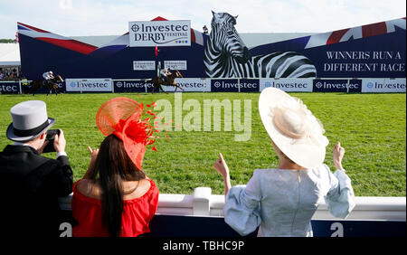 Watchable geritten von Jockey Oisin Murphy auf dem Weg zum Gewinnen der Investec Asset Management Behinderung bei Derby Tag der 2019 Investec Derby Festival in Epsom Rennbahn, Epsom. Stockfoto