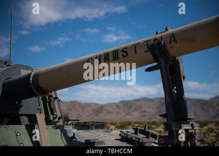 Idaho Army National Guard Soldaten, 1-148 th Field Artillery Regiment der 116 Kavallerie Brigade Combat Team, führt Field Artillery live-fire Kalibrierung Mai 30, 2019, National Training Center. Die 116 Kavallerie Brigade Combat Team ist die Ausbildung an der National Training Center 24. Mai bis 20. Juni für die Kriegszeit Mission vorzubereiten. Die Rotation baut und Soldat proficiency combatant Commanders mit einem geschult und Kraft, die in der Lage ist, zu kämpfen und sie hoffentlich zu gewinnen Kriege unserer Nation zur Verfügung zu stellen. Stockfoto