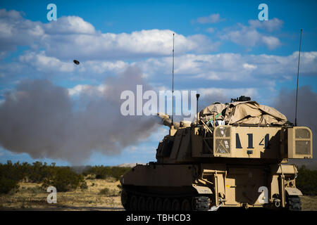 Idaho Army National Guard Soldaten, 1-148 th Field Artillery Regiment der 116 Kavallerie Brigade Combat Team, führt Field Artillery live-fire Kalibrierung Mai 30, 2019, National Training Center. Die 116 Kavallerie Brigade Combat Team ist die Ausbildung an der National Training Center 24. Mai bis 20. Juni für die Kriegszeit Mission vorzubereiten. Die Rotation baut und Soldat proficiency combatant Commanders mit einem geschult und Kraft, die in der Lage ist, zu kämpfen und sie hoffentlich zu gewinnen Kriege unserer Nation zur Verfügung zu stellen. Stockfoto