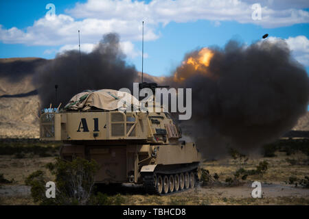 Idaho Army National Guard Soldaten, 1-148 th Field Artillery Regiment der 116 Kavallerie Brigade Combat Team, führt Field Artillery live-fire Kalibrierung Mai 30, 2019, National Training Center. Die 116 Kavallerie Brigade Combat Team ist die Ausbildung an der National Training Center 24. Mai bis 20. Juni für die Kriegszeit Mission vorzubereiten. Die Rotation baut und Soldat proficiency combatant Commanders mit einem geschult und Kraft, die in der Lage ist, zu kämpfen und sie hoffentlich zu gewinnen Kriege unserer Nation zur Verfügung zu stellen. Stockfoto