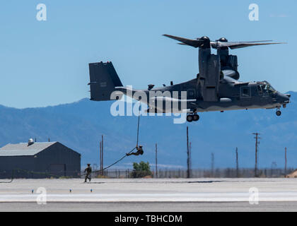 Mitglieder der 58th Special Operations Wing Teil Ihrer mission Fähigkeiten bei der Kirtland Air und Space Fiesta Kirtland Air Force Base, N.M., 18. Mai 2019 durchführen. Die Air Show eine Reihe von luft- und bodengestützte Performances und einem Schaft und Raum Ausstellung. Die Fiesta wurde von der US Air Force Thunderbirds gedeckelt. Frühe Schätzungen gehen von mehr als 35.000 krähte. (U.S. Air Force Foto: Staff Sgt. J.D. Strong II) Stockfoto