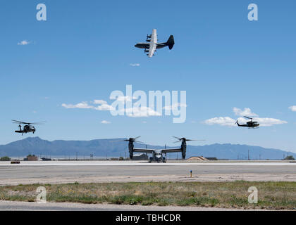 Mitglieder der 58th Special Operations Wing Teil Ihrer mission Fähigkeiten bei der Kirtland Air und Space Fiesta Kirtland Air Force Base, N.M., 18. Mai 2019 durchführen. Die Air Show eine Reihe von luft- und bodengestützte Performances und einem Schaft und Raum Ausstellung. Die Fiesta wurde von der US Air Force Thunderbirds gedeckelt. Frühe Schätzungen gehen von mehr als 35.000 krähte. (U.S. Air Force Foto: Staff Sgt. J.D. Strong II) Stockfoto