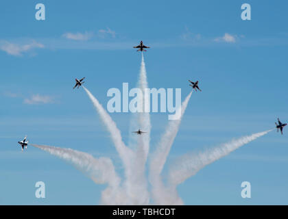 Die US-Air Force Demonstration Squadron Thunderbirds ein Delta platzen die Kirtland Air und Space Fiesta Kirtland Air Force Base, N.M., 18. Mai 2019 durchführen. Die Air Show eine Reihe von luft- und bodengestützte Performances und einem Schaft und Raum Ausstellung. Die Fiesta wurde von der US Air Force Thunderbirds gedeckelt. Frühe Schätzungen gehen von mehr als 35.000 krähte. (U.S. Air Force Foto: Staff Sgt. J.D. Strong II) Stockfoto