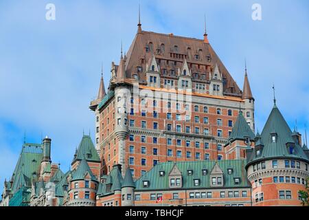 Chateau Frontenac in den Tag mit Wolke und blauer Himmel in Québec (Stadt) Stockfoto